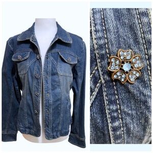 🌺 Super cute denim jacket with rhinestone flower detail on snaps